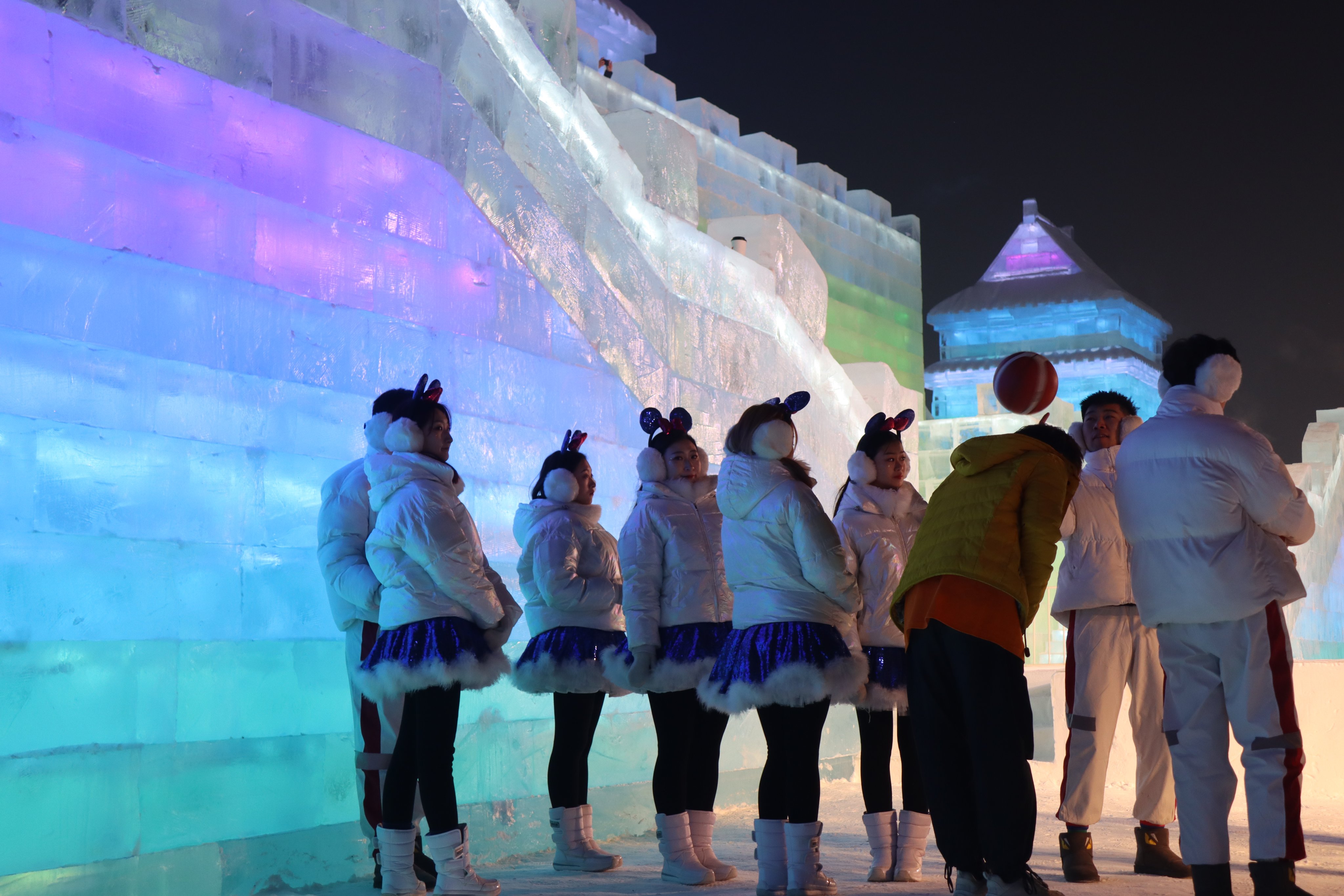 Komi Show ハルビン氷祭り 哈尔滨冰雪大世界 01 12 夜になると昼より冷え込んでマイナス15 度 そんな寒さの中野外ステージでショーあり 出演者もmcも頑張る 世界三大雪祭り ハルビン 氷祭り ハルビン氷祭り 哈尔滨冰雪大世界 哈尔滨