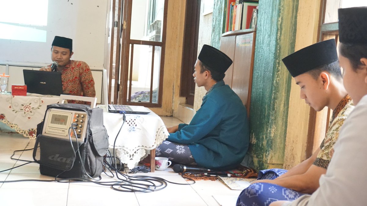 PonpesBesongo's tweet photo. [[FIQIH AULAWIYAH]]
Bersama bapak Luthfi Rahman, M. S. I., M. A. 
.
.
.
#Pendidikanpesantren
#Pascalib2020
#dafabesongo
#Pesantren https://t.co/UvmKT3WDwv