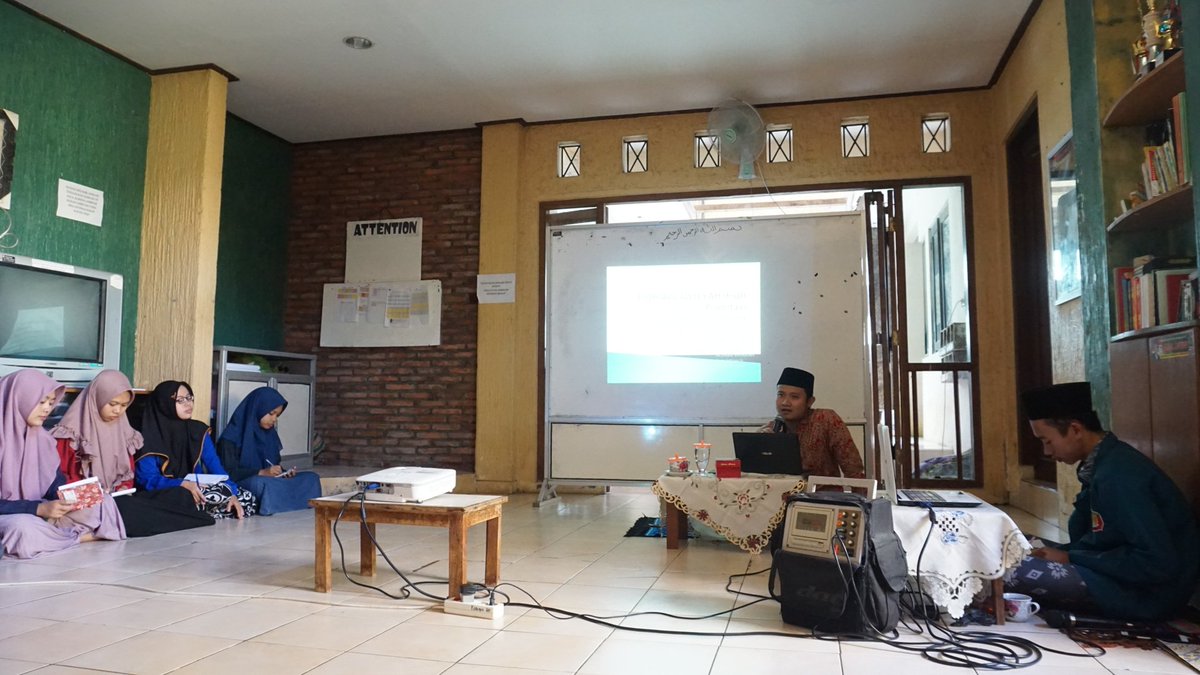 PonpesBesongo's tweet photo. [[FIQIH AULAWIYAH]]
Bersama bapak Luthfi Rahman, M. S. I., M. A. 
.
.
.
#Pendidikanpesantren
#Pascalib2020
#dafabesongo
#Pesantren https://t.co/UvmKT3WDwv