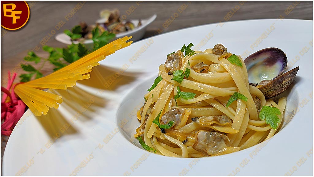 ✅Nuova ricetta sul blog✅
📌 "LINGUINE CON #VONGOLE VERACI AGLIO E PEPERONCINO". La #ricetta la trovate qui ⬇️⬇️⬇️
blog.giallozafferano.it/ilbellodelforn…
📌#pasta #food #RecipeOfTheDay #recipes #cucina #cibo #solociboitaliano #Foodies #foodpics #pranzo #italianfood