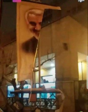 No_Pasdaran's tweet photo. #Iran: arrestato il giovane manifestante che ha staccato un poster del terrorista #Soleimani! https://t.co/Y0wEG4frqQ https://t.co/t0M6lsAaJv
