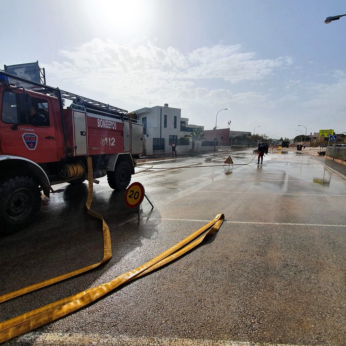 112rmurcia's tweet photo. El 1-1-2 ha gestionado 1070 incidentes por el #TemporalRM, ninguno desde anoche. Están abiertas todas las carreteras, excepto la de Lorca-La Parroquia y todos los centros educativos.

▶️https://t.co/sdZ0IRzuYm

En la imagen, #BomberosCEIS, ayer, en el municipio de #SanJavier https://t.co/8CU49eFVpz
