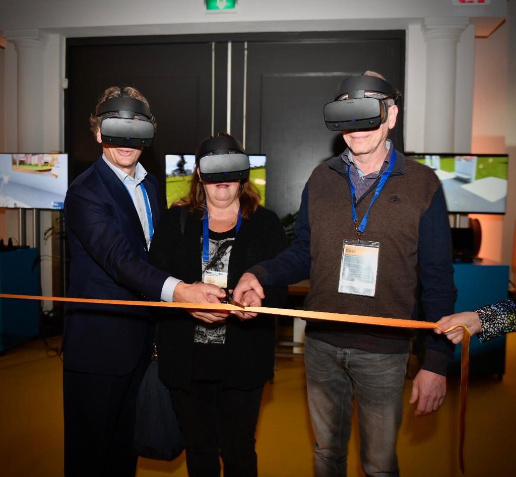 Het PAW Experience Center is officieel geopend op het congres. Met behulp van een VR-bril neem je een kijkje in de drie gasvrije modelwoningen in Garyp, Purmerend en Assen. Vanaf februari kun je de modelwoningen ook online bekijken op aardgasvrijewijken.nl. #aardgasvrij