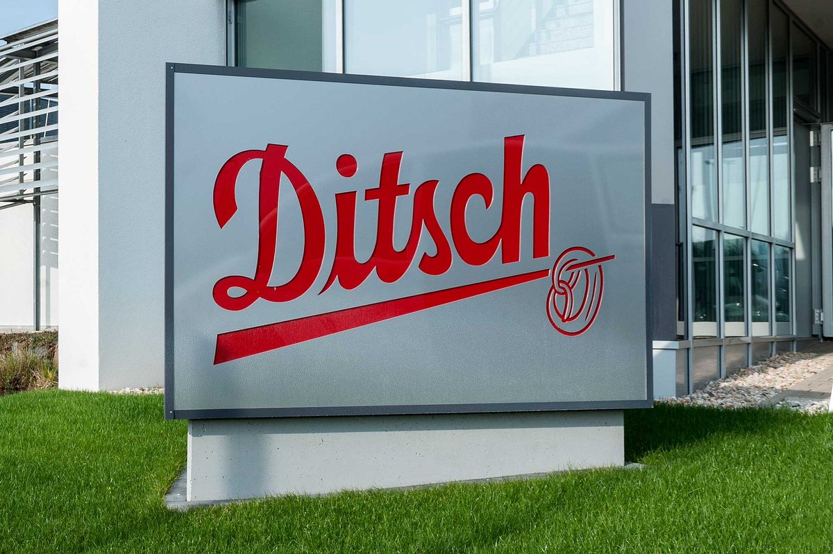 WestfaliaEU's tweet photo. Die Brezelbäckerei #Ditsch @ValoraGroup lässt von uns bereits das vierte Hochregallager bauen! 
Jetzt die ganze Story lesen: https://t.co/UbFJ8HfkAz  🥨
@LOGISTIK_HEUTE #LogisticsMadeInGER https://t.co/4ZsKlQVxk9