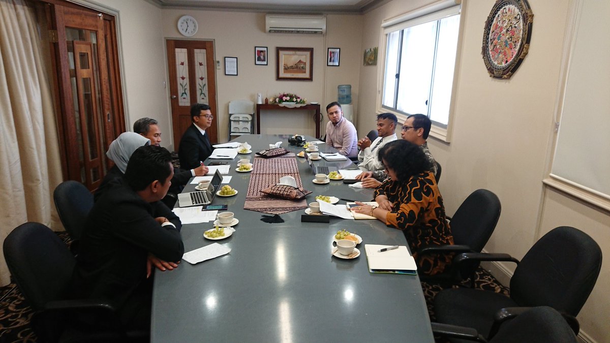 IndonesiaInSyd's tweet photo. Pak #ImranHanafi from KBRI Canberra & team met with the Con Gen #HeruSubolo as well as Consuls #ZaniMurnia and #HermanusDimara. They discussed how Indonesian language can be promoted in NSW, QLD and SA. #indonesianway #inidiplomasi https://t.co/ahDuUK0TaK