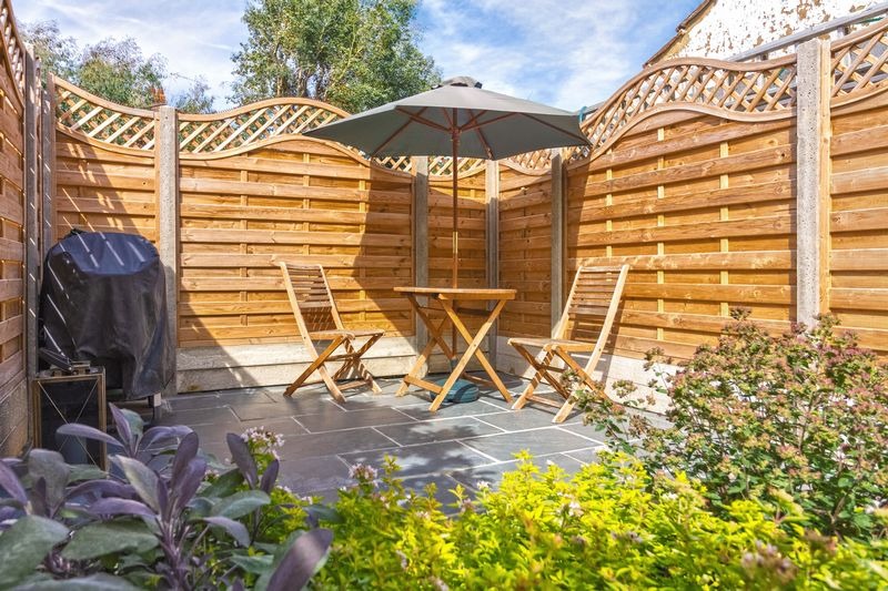 RobertLuffCo's tweet image. You won't want to miss viewing this beautifully presented 2 bed  Ground Floor Garden Flat in Worthing on the market for £295,000

Wait until you see the kitchen 😍😍

👇👇👇👇👇👇👇👇
Aglaia Road, Worthing | Robert Luff &amp;amp; Co ecs.page.link/gWzmq # Worthing #GardenFlat