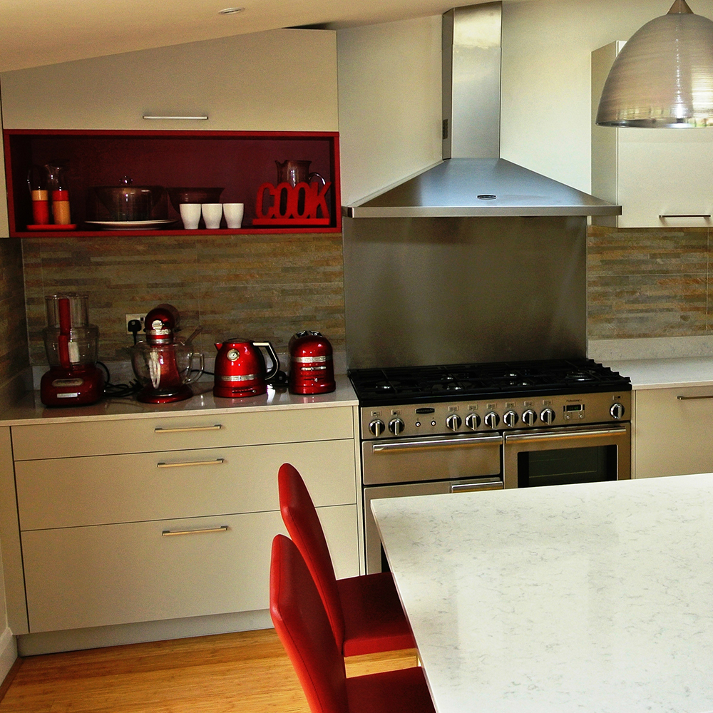 SchmidtSW19's tweet image. #throwbackthursday 

Here's a customer kitchen completed by us back in 2015! 

We particularly like how they have incorporated their red appliances as a feature!👌

#redkitchen #kitchendesign #newkitchen #customerproject #schmidtwimbledon #schmidt #wimbledon #homeschmidthome
