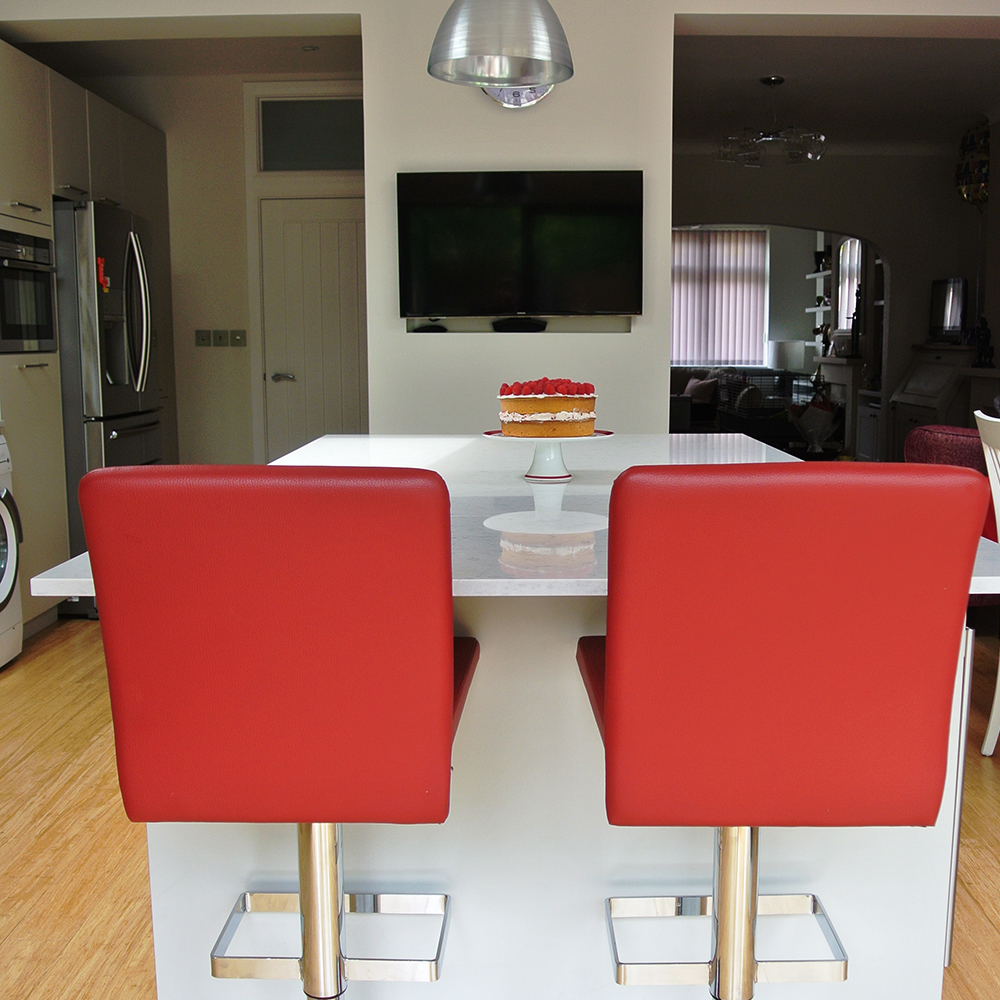 SchmidtSW19's tweet image. #throwbackthursday 

Here's a customer kitchen completed by us back in 2015! 

We particularly like how they have incorporated their red appliances as a feature!👌

#redkitchen #kitchendesign #newkitchen #customerproject #schmidtwimbledon #schmidt #wimbledon #homeschmidthome