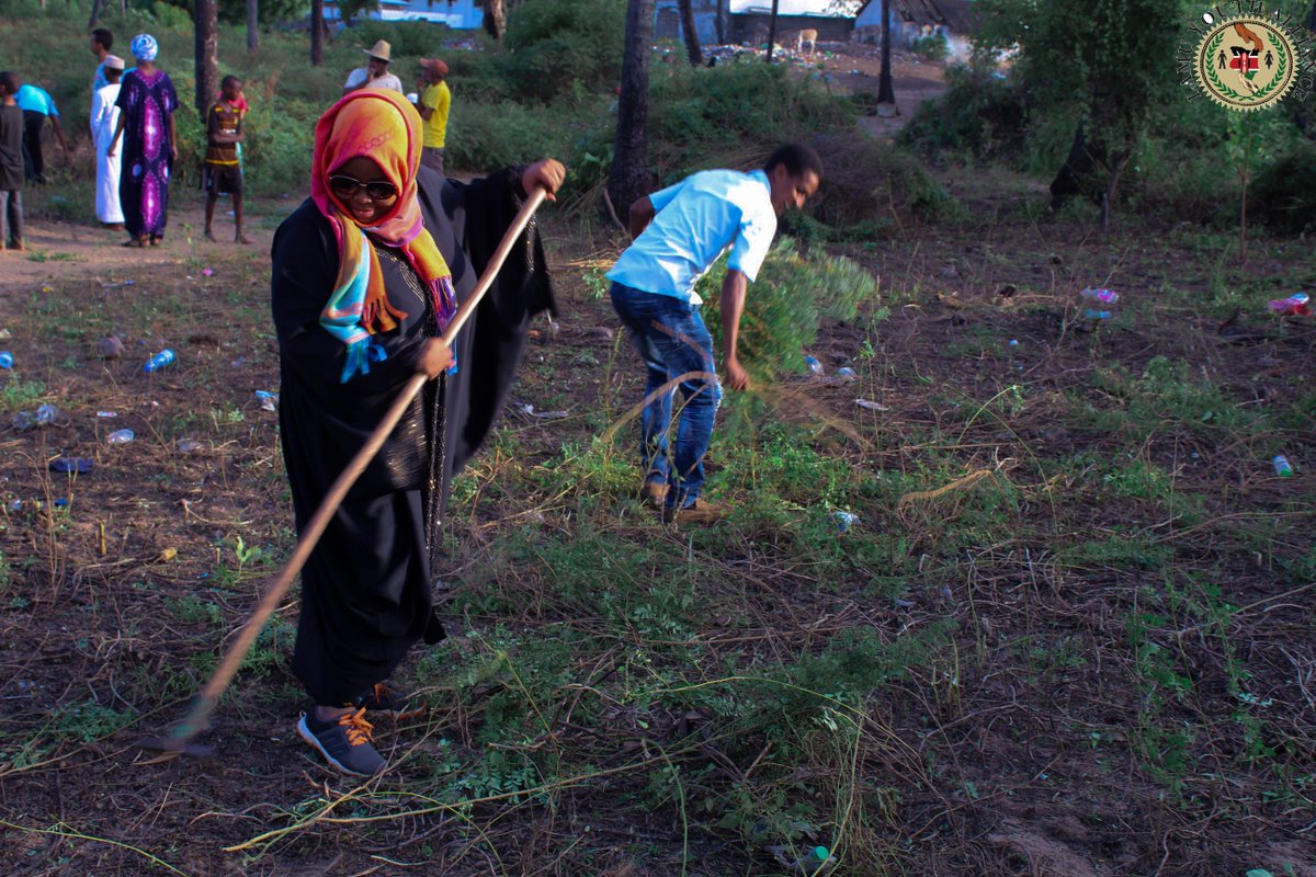 LamuYouth's tweet photo. we are humbled and grateful of @LamuCountyKe CEC of land Miss Fahima;1st image,Langoni location chief ;2nd image,Lamu OCS ;3rd image,@kwskenya lamu and other law enforcers for their corporation,participation and their hands in every way for the accomplishment of the bush cleaning https://t.co/M9P48Clyg6