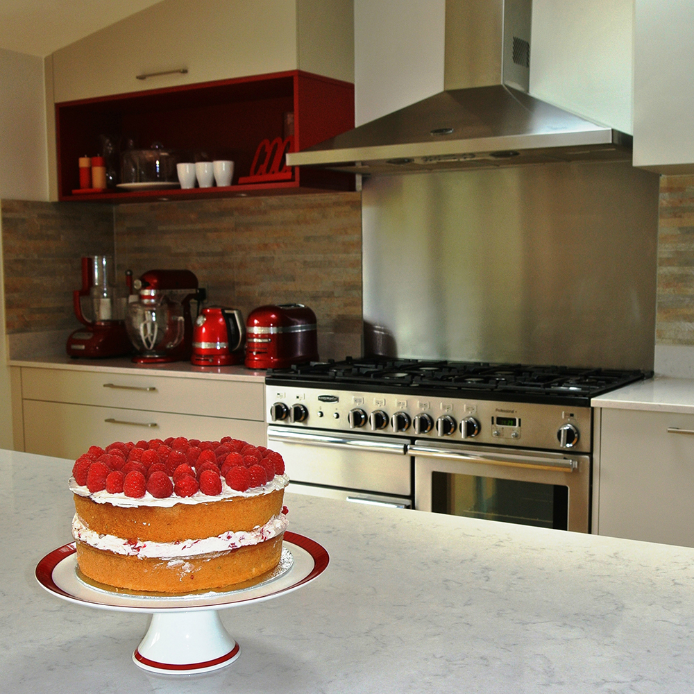 SchmidtSW19's tweet image. #throwbackthursday 

Here's a customer kitchen completed by us back in 2015! 

We particularly like how they have incorporated their red appliances as a feature!👌

#redkitchen #kitchendesign #newkitchen #customerproject #schmidtwimbledon #schmidt #wimbledon #homeschmidthome