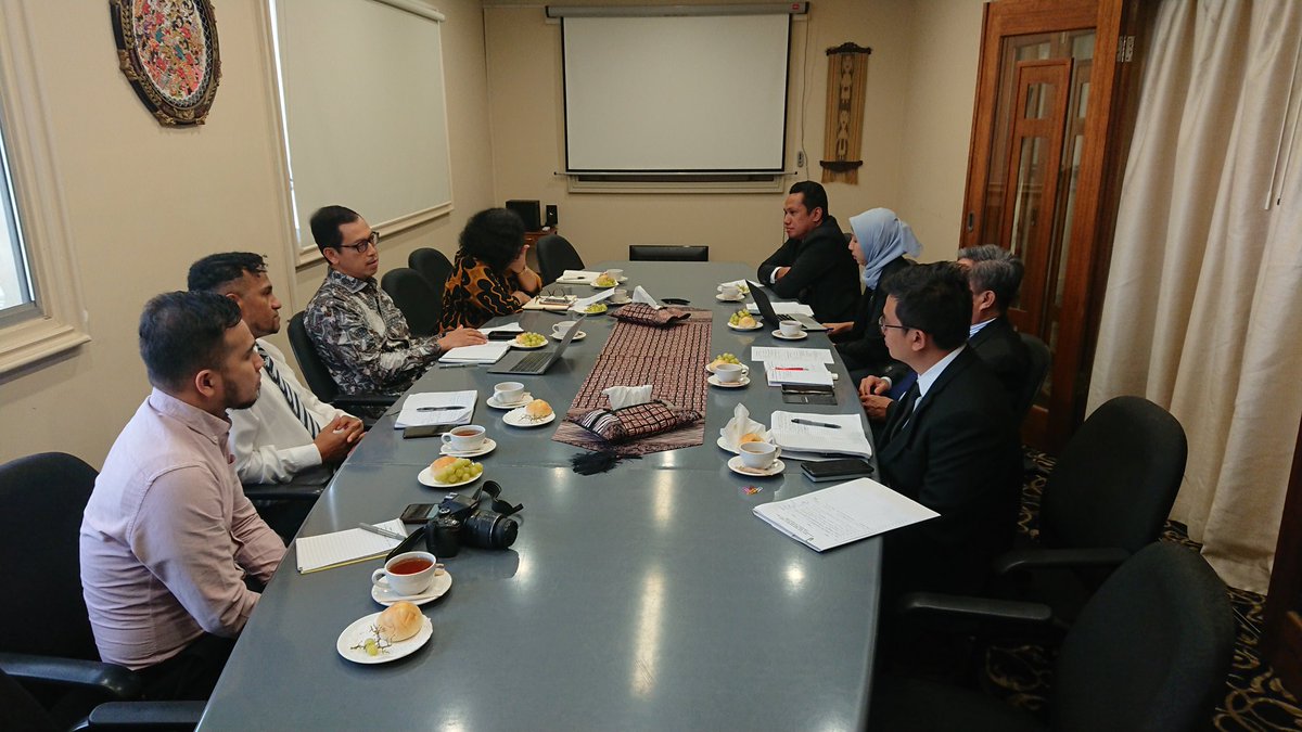IndonesiaInSyd's tweet photo. Pak #ImranHanafi from KBRI Canberra & team met with the Con Gen #HeruSubolo as well as Consuls #ZaniMurnia and #HermanusDimara. They discussed how Indonesian language can be promoted in NSW, QLD and SA. #indonesianway #inidiplomasi https://t.co/ahDuUK0TaK