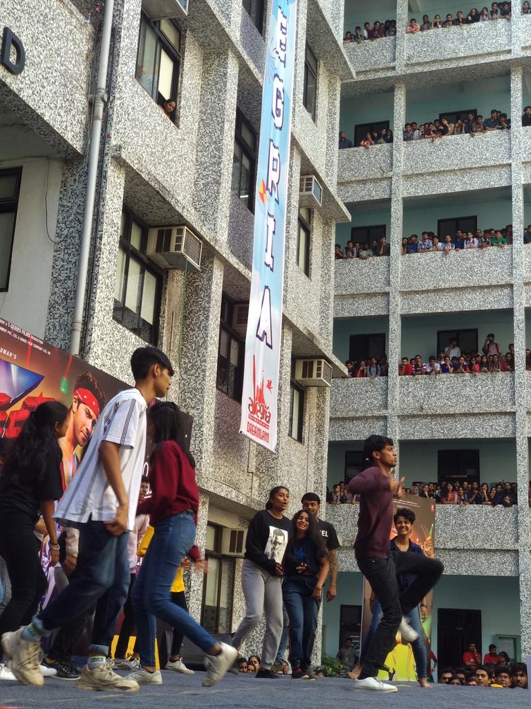 PillaisAlegria's tweet image. Before we see @Varun_dvn and @ShraddhaKapoor on stage, let&apos;s fire up the stage by our inhouse dancers. #SD3atalegria starting up soon.