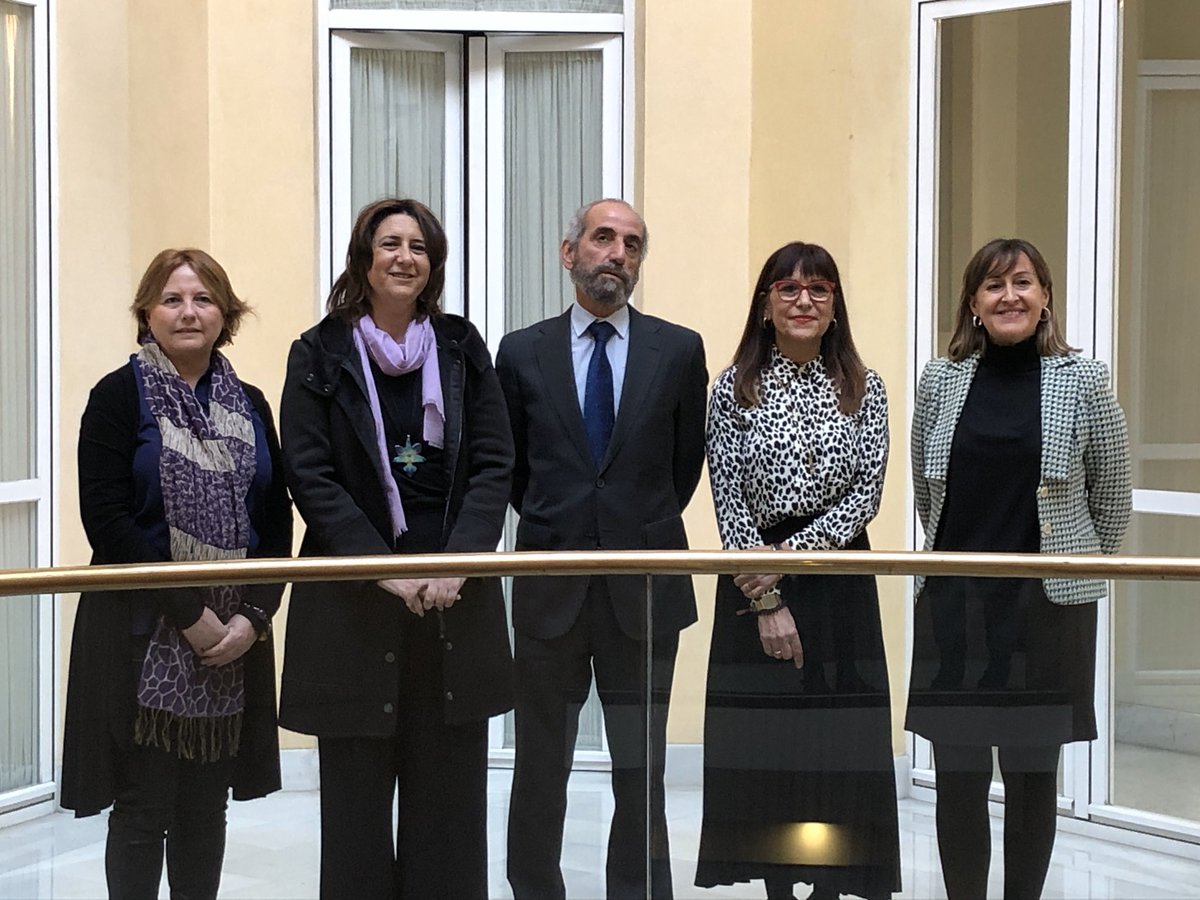 CEV_CV's tweet photo. 🗣@Inmagarpar, gerente de @CEV_CV: “Las buenas prácticas y el compromiso con el entorno deben formar parte de la estrategia empresarial”

📙Presentación del libro “Responsabilidad Social y Sostenible en las empresas de @Cecap_Valencia” con la consellera @RosaPerezGarijo https://t.co/LSu6cTInNW