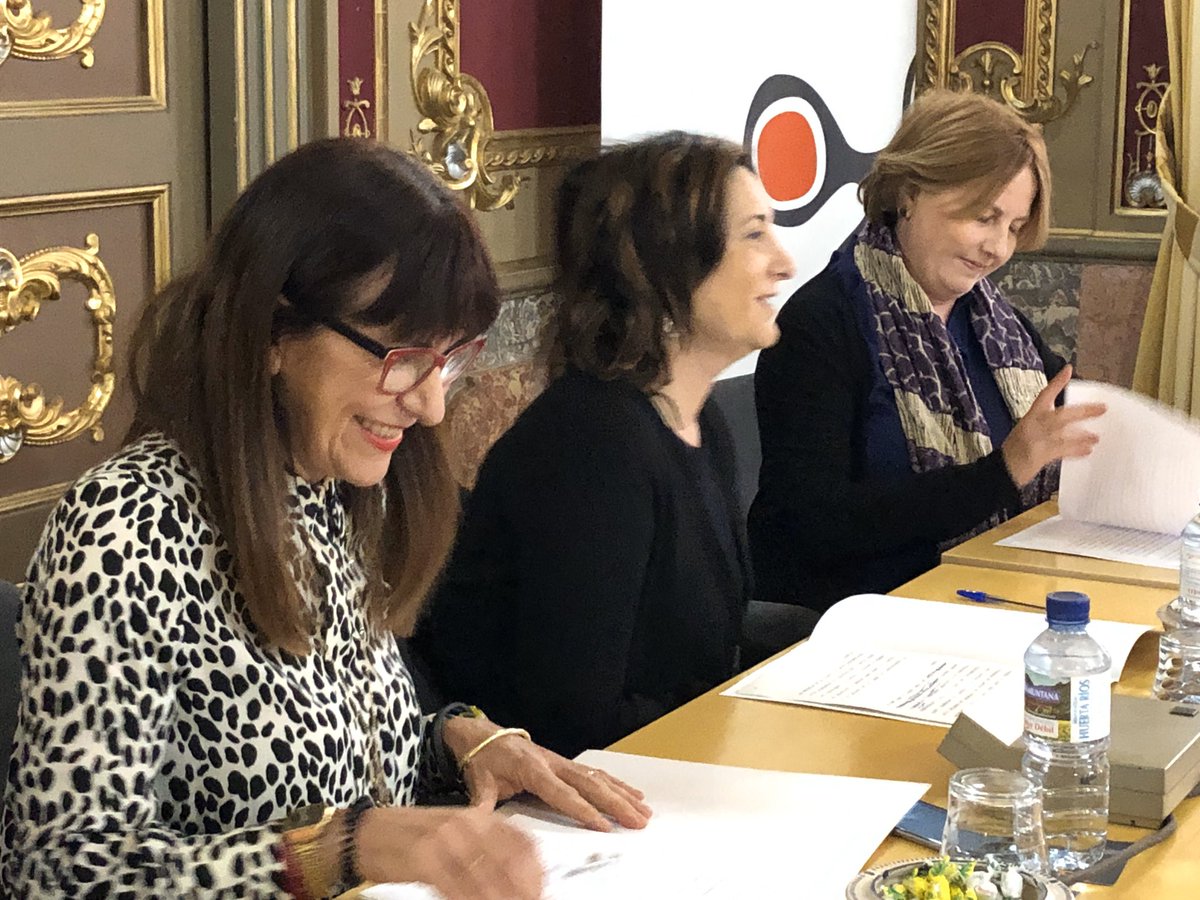 CEV_CV's tweet photo. 🗣@Inmagarpar, gerente de @CEV_CV: “Las buenas prácticas y el compromiso con el entorno deben formar parte de la estrategia empresarial”

📙Presentación del libro “Responsabilidad Social y Sostenible en las empresas de @Cecap_Valencia” con la consellera @RosaPerezGarijo https://t.co/LSu6cTInNW