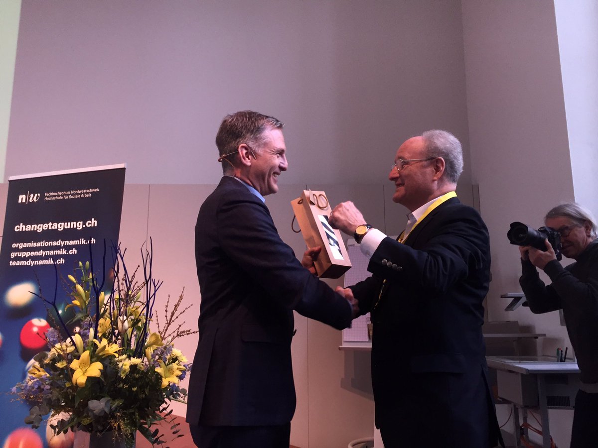 Auftakt der #changetagung2020 mit einem Dank an Markus Sulzberger für das dritte Buchprojekt: der Mensch in der Selbstorganisation - jetzt erhältlich bei sgo-verein.ch