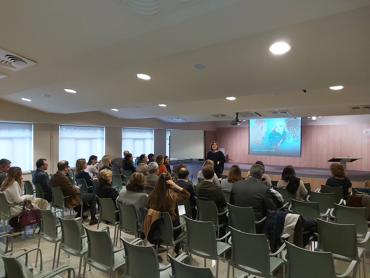 _institucio's tweet photo. Comencem la jornada de Comunicació amb la presentació de la @teresa_EDU Tot a punt per aprendre molt i compartir experiències! #competenciaglobal https://t.co/6w2xvjPfGL