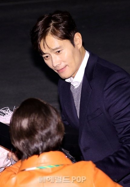 #LeeByungHun attends the stage greeting of #TheManStandingNext movie.
* He look Adorable and handsome,😍  ..
*His smile tho. 🤤🥺..