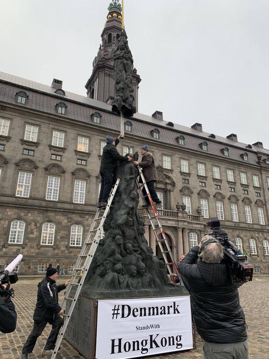 amnestydk's tweet photo. Kom til vores fernisering af @Galschiot fantastiske #HongKong skamstøtte, som vi rejser i solidaritet med demonstranterne i HK. Det er kl. 12 foran Folketinget. #DenmarkStandsWithHongKong @Alternativet #dkmedier @Enhedslisten @SFpolitik @PFremad @AajaCL #HongKongProtests https://t.co/1lrjsCCZti