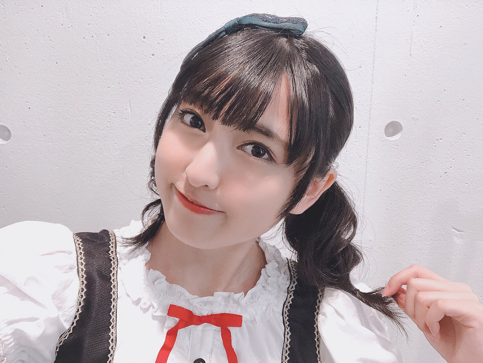 指出 毬亜 そういえば ラブライブ フェスのパンフレット ゲットできましたか エマちゃんのライブ衣装時の髪型 さらに近づけてくださってすごく嬉しかったの T Co P9qwkqd99w Twitter