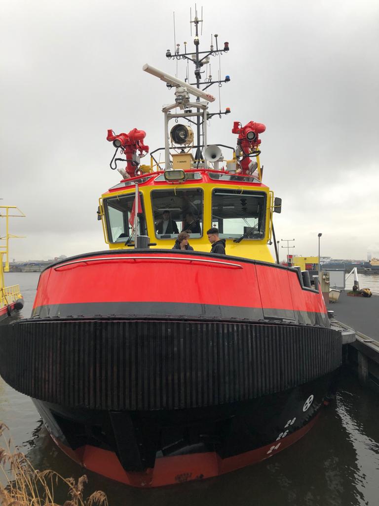 Meet Semmy: onze nieuwe Havenmeester. Vandaag neemt Semmy voor één dag het stokje van <a href="/MilembeMateyo/">Milembe Mateyo</a> over en staat hij aan het roer van onze Divisie Havenmeester. De dag start bij het Technisch Centrum aan de Capriweg. #JINC #BaasvanMorgen