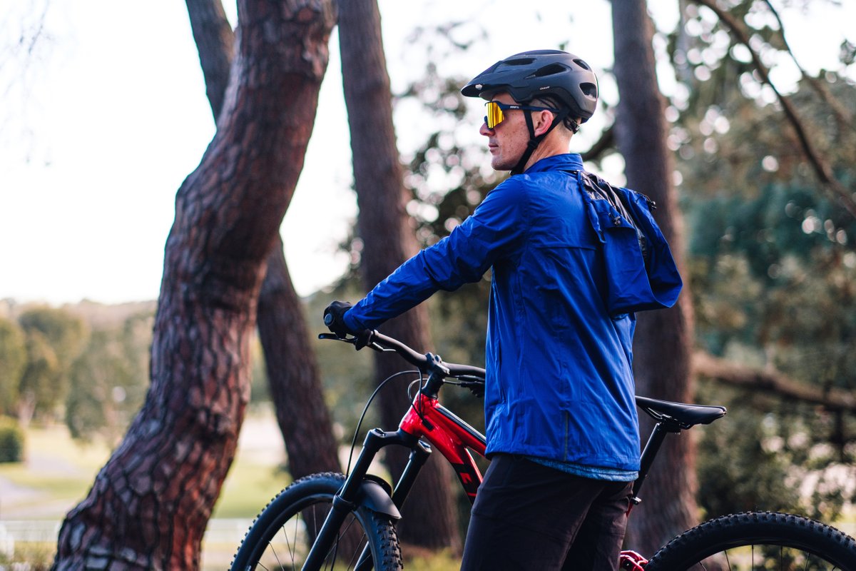GiantHalifax's tweet photo. If you're looking for protection whilst on the trails, look no further than the Proshield MTB jacket.
It features a waterproof rating of 10,000mm H2O, a detachable hood with helmet covering function and a zip with flap and magnetic closure to keep dirt and water away
#RideGiant https://t.co/CDrnuPYFaI