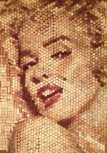 Además de disfrutar el vino cuando lo abres, también puedes reutilizar los tapones. Existe un artista llamado Conrad Engelhardt que hace obras de arte ¿Qué te parece? ¿Alguna vez has reutilizado los corchos?

Fuente Fotos Vinopack #FelizJueves #Vinotinto #Carchelo