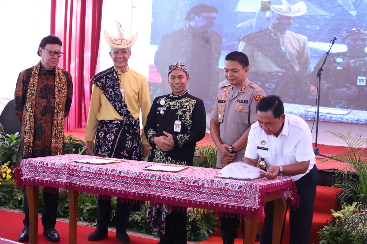 Mal Pelayanan Publik (MPP) telah resmi berdiri di <a href="/batangkabgoid/">Kabupaten Batang</a>. Menteri <a href="/kempanrb/">Kementerian PANRB</a> Tjahjo Kumolo, lantas memberi tantangan kepada <a href="/provjateng/">Provinsi Jawa Tengah</a> untuk menghadirkan MPP di seluruh kabupaten dan kota di Jawa Tengah dalam waktu lima tahun. 

#JatengGayeng