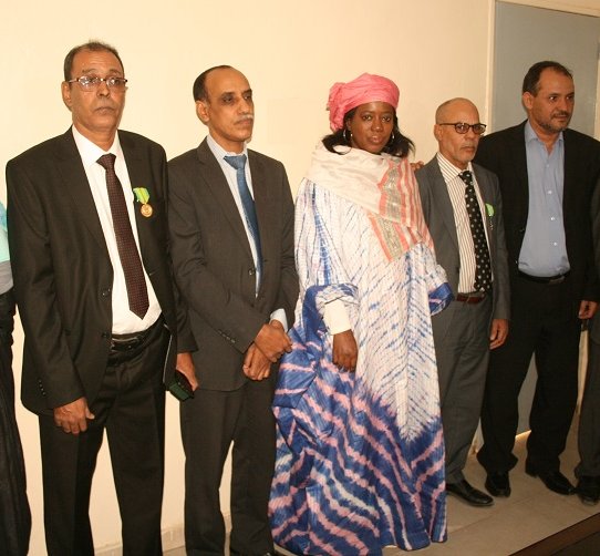 Nouakchott, 20/01/2020

La ministre des Affaires sociales, de l’Enfance et de la Famille, Mme Nene Oumou Deffa Kane, a  décoré de la médaille de chevalier du mérite national, M. Mohamed Ould Sid’Ahmed Ould Bedde, de la médaille d’honneur de 1ère classe, M. Saleck Ould Jeireb.