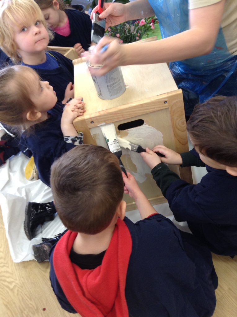 AshbridgeMaxy's tweet photo. Artist-in-residence: Don't miss our cherry red shaded hands! We had a wonderful time painting real furniture pieces using wood paint. Jessica shared special ways of stirring the paint in tins. #getsetpaint #messyhands #atelier #EYMatters @NDNAtalk https://t.co/QZGW4ijX6E