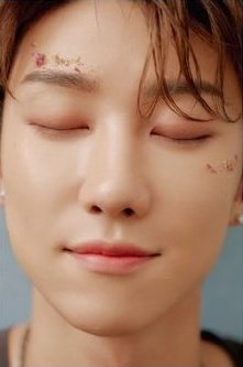oh to be a little flower stuck on minghao's face...