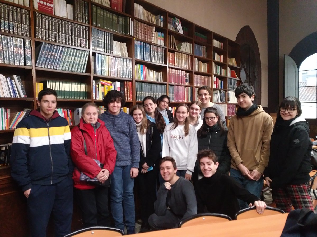 epiasabadell's tweet photo. Avui una part dels alumnes de 3r d'ESO que estem fent l'Itinerari d'Aprenentatge "Avui ja es demà" hem assistit a una xerrada. Un grup hem conegut el testimoni de la Rosa Casamartina dels Drapaires d'Emaús. 

#3RESOPIASABADELL
#SUMMEMPIASABADELL https://t.co/Z1P64qaeY2