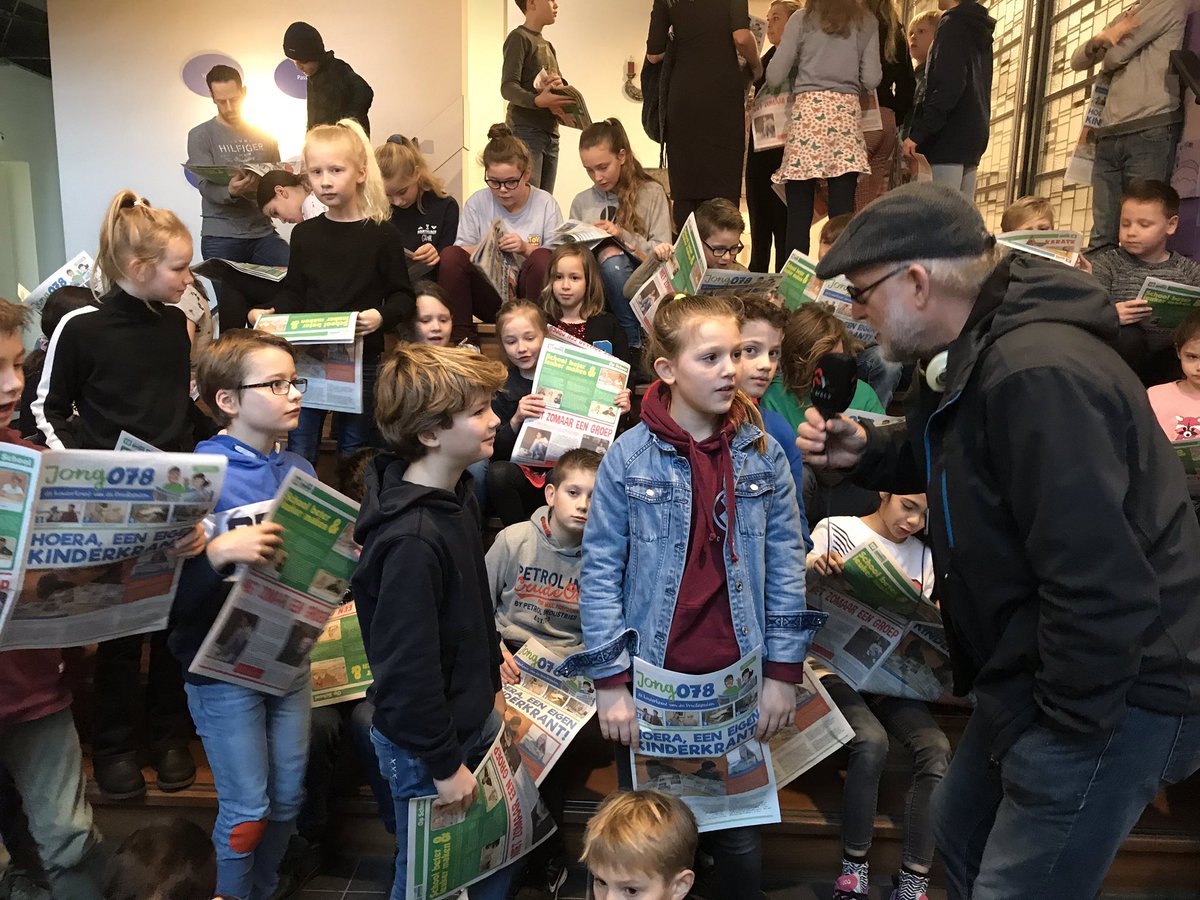 peterheijkoop's tweet photo. Kinderen worden geรฏnterviewd na de lancering van de #Kinderkrant in School Vest. Een krant voor en mรฉt kinderen gemaakt. Complimenten voor initiatiefnemer @lindateveldhuis! https://t.co/kSBy7O8TJB