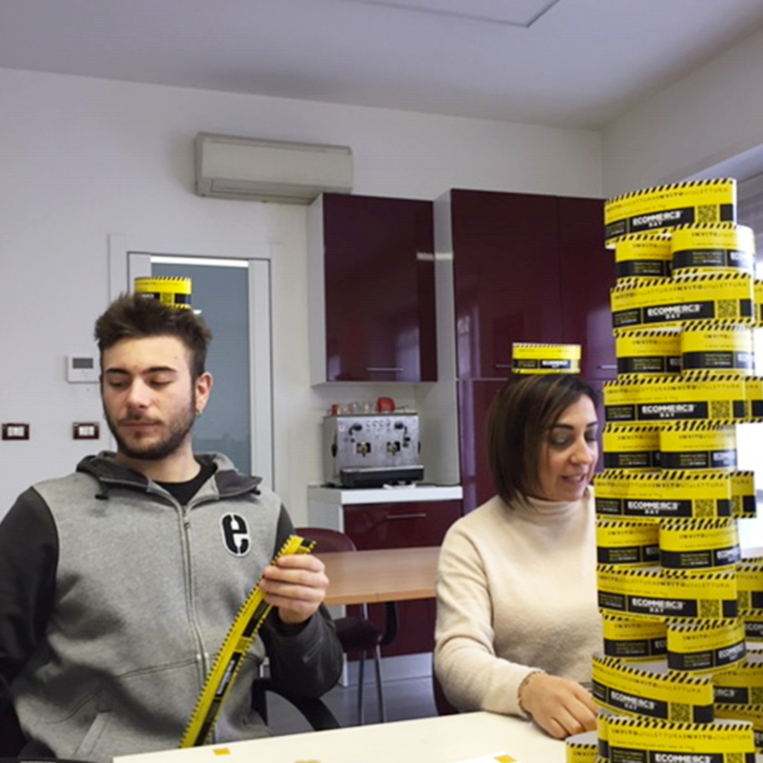 EcommerceGuruIT's tweet photo. Attività creative in Jusan Network!
Qui c'è chi "in testa" ha solo @EcommerceDay!
#jusannetwork #jusan #wearejusan #ecommerceday #ecommerceday2020 #work #lavorability #lavoro #marcomontemagno #monty https://t.co/oNrKV6FIOd