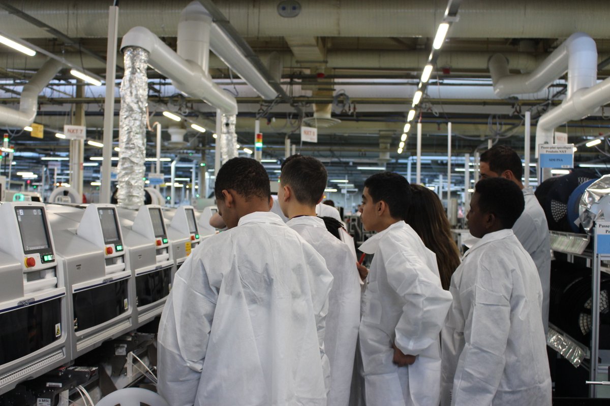 formationaftec's tweet photo. [STAGE DÉCOUVERTE]
Hier, nos stagiaires de 3ème partaient à la #découverte des #métiers de l’#électronique et visitaient un #laboratoire et les lignes de #production de #MSLCircuits à Meung-sur-Loire. 👨‍🔬
Ce matin, ils échangeaient avec les #BTS #Systèmes #Numériques 💻

#aftec https://t.co/apUhCXe00C