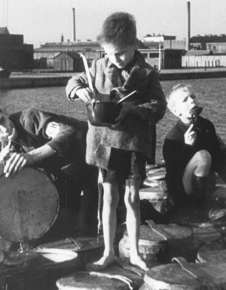 75 jaar geleden kampten veel westerse steden met een voedseltekort. Echter, in Friesland was wel genoeg voedsel. Veel mensen maakten de reis overzee naar Friesland, zo ook Mia de Jong. Benieuwd naar Mia's verhaal? Ga dan naar: ow.ly/CC1i50y0PKj
#wo2 #hongerwinter