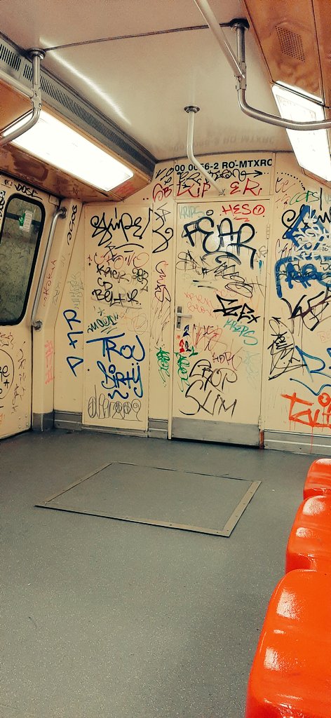 OvidiuSky's tweet image. Metroul ăsta arată ca generația actuală de adolescenți  :) bine măcar că se iubesc 

#Bucuresti #Metrorex #urbanphotography