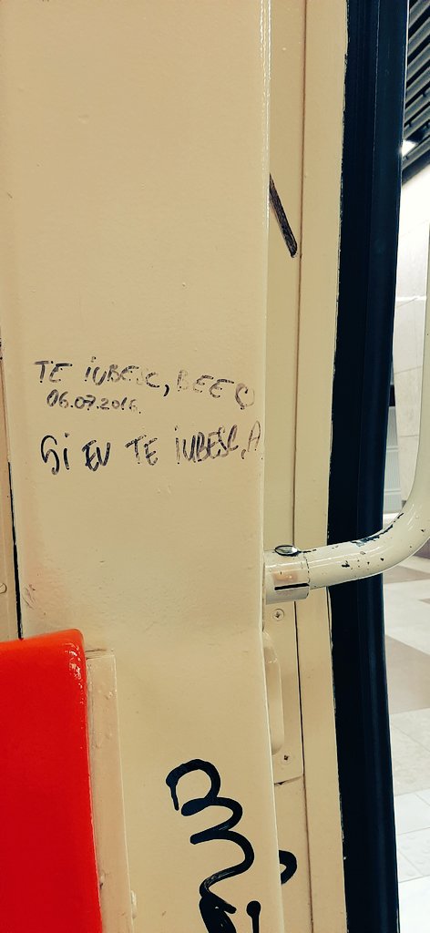 OvidiuSky's tweet image. Metroul ăsta arată ca generația actuală de adolescenți  :) bine măcar că se iubesc 

#Bucuresti #Metrorex #urbanphotography