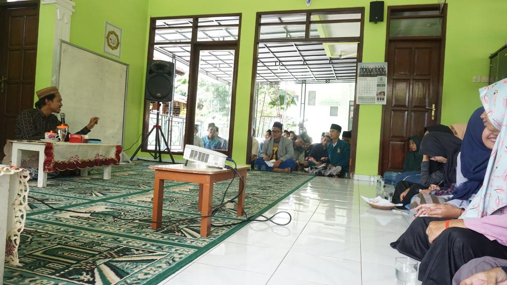 PonpesBesongo's tweet photo. [[PELATIHAN PROPOSAL]]
Bersama Mas Ahmad Ghifari Rizalun Nafis, S. E. 
.
.
#Pendidikanpesantren
#Pascalib2020
#dafabesongo
#Pesantren https://t.co/dKcjHrwrzs