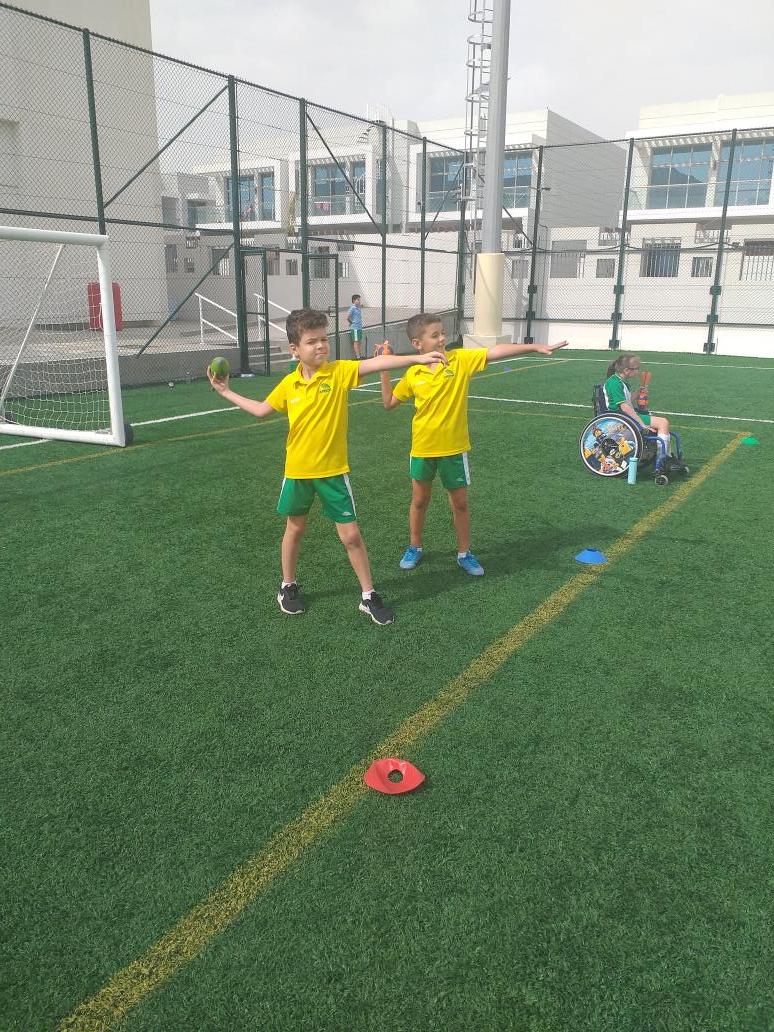 ArborSports's tweet photo. In todays PE lesson @ArborYear5 learnt how to perform two throwing events; shot put and vortex @ArborSports @ArborDubai #athletics https://t.co/nU8s6QOyDu