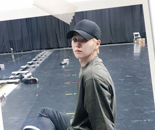 navamyg's tweet photo. look at yoongi😭 he looks cute and handsome at the same time how?! https://t.co/SxxpDMYg3K