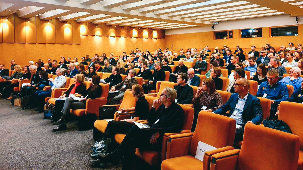 ”Ingen kan göra allt, men alla kan göra något. Hjälps vi åt, kan vi göra mycket”

AMF Fastigheter öppnar upp Trästads årliga konferens i Stockholm genom att lyfta upp byggsektorns klimatpåverkan och hur vi som aktörer kan vända denna negativa trend 🌲 #trastad #woodfirst #sizes