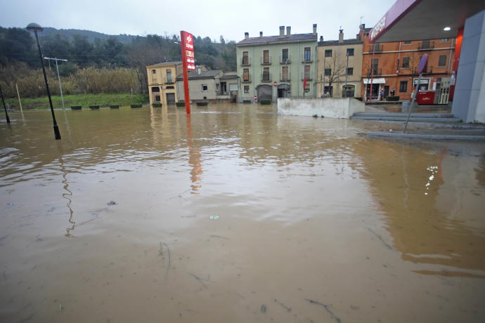 jm_santi's tweet photo. El Ter es torna a desbordar a la sortida nord de #Girona i la C-255 torna a estar tallada. Des del Pont de l'Aigua de @SarriadeTer només es pot circular cap al centre de la ciutat. Queda tallat l'accés a @SarriadeTer des de #Celrà.
#TemporalTV3 #temporalrac1 #Gloria 
Foto: DdGI https://t.co/XB5CPwZ1bj