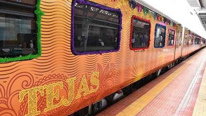 Mantavyanews's tweet photo. અમદાવાદ-મુંબઈ તેજસ એક્સપ્રેસ ટ્રેન મોડી, કેટલું વળતર ચૂકવશે મુસાફરોને..?
https://t.co/sUPs6MKxKP
#mantavyanews #ahmedabad #mumbai #tejas #express_train #late #how #much #will #passengers #pay https://t.co/PczDT1rAfH