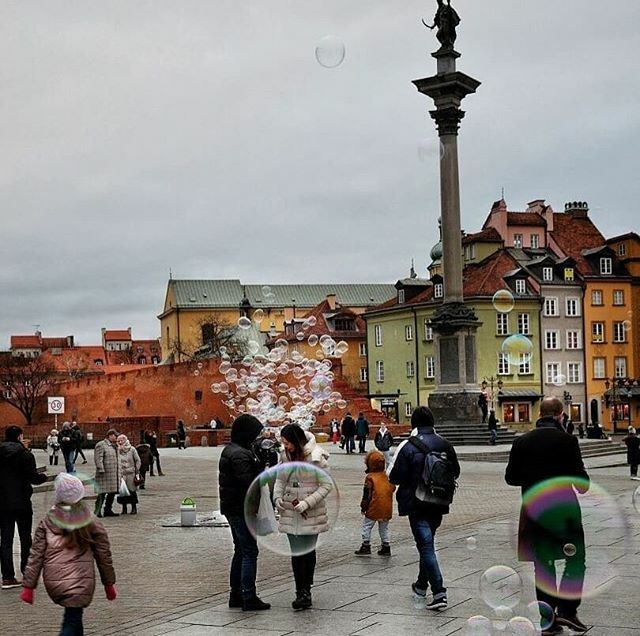 Winter bubbles in #Warsaw! 
Plac Zamkowy in the Old Town is the starting point of many #sightseeing tours and the esplanade in front of the Royal Castle. 📸 @onedayinonepic 
#travelslow #travelsmart #travelguide #warsawinyourpocket #visitwarsaw #visit… ift.tt/2TOOYkI