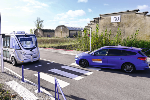 EmileMaurin_ESM's tweet photo. [ACTU] 🚗
Un ancien site militaire de l’Ain a été reconverti en laboratoire pour tester les nouvelles technologies de #transport et d’infrastructures. Les véhiculent autonomes déambulent à #Transpolis, ville laboratoire de la #mobilité urbaine.
L’article 👉https://t.co/qeQZ37Ru8c https://t.co/oCRfdvVbLG