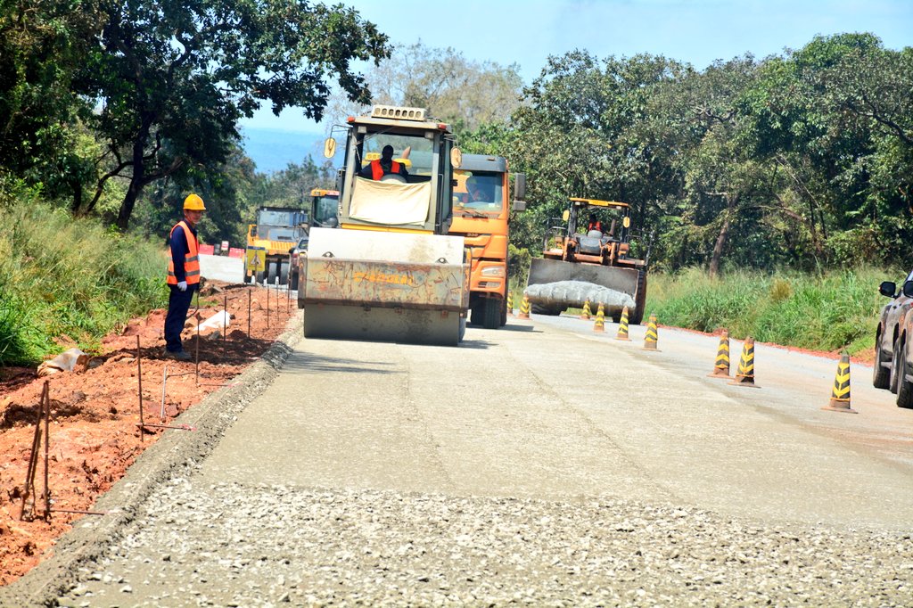 UNRA_UG's tweet photo. Road Development—We're currently upgrading 2️⃣7️⃣ road projects covering total distance of 
1️⃣,9️⃣2️⃣0️⃣.7️⃣Km across the different parts of #Uganda

Gov't investment in roads is intended to spur growth in the different sectors of the economy to attain our development goals.#UNRAworks https://t.co/KWwRbokCv1