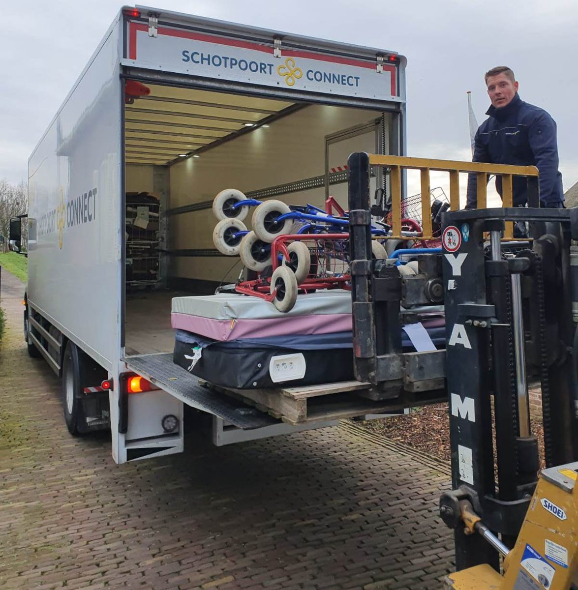 Hulpmiddelen die wij niet meer kunnen gebruiken worden gedoneerd aan Stichting Zorg samen voor Suriname. 

<a href="/SchotpoortC/">Schotpoort Connect</a> heeft ons kosteloos kunnen helpen om een lading matrassen en rollators bij deze stichting af te geven. Heel fijn!