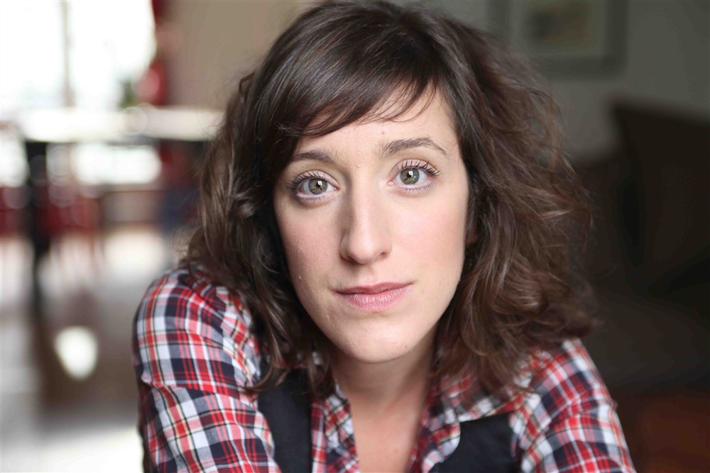 Après son succès phénoménal à Avignon, "Est-ce que j'ai une gueule d'Arletty ?" débarque à Paris au Théâtre Montparnasse. On en a profité pour interviewer sa metteuse en scène Johanna Boyé, graine de génie ! bit.ly/30QUODB