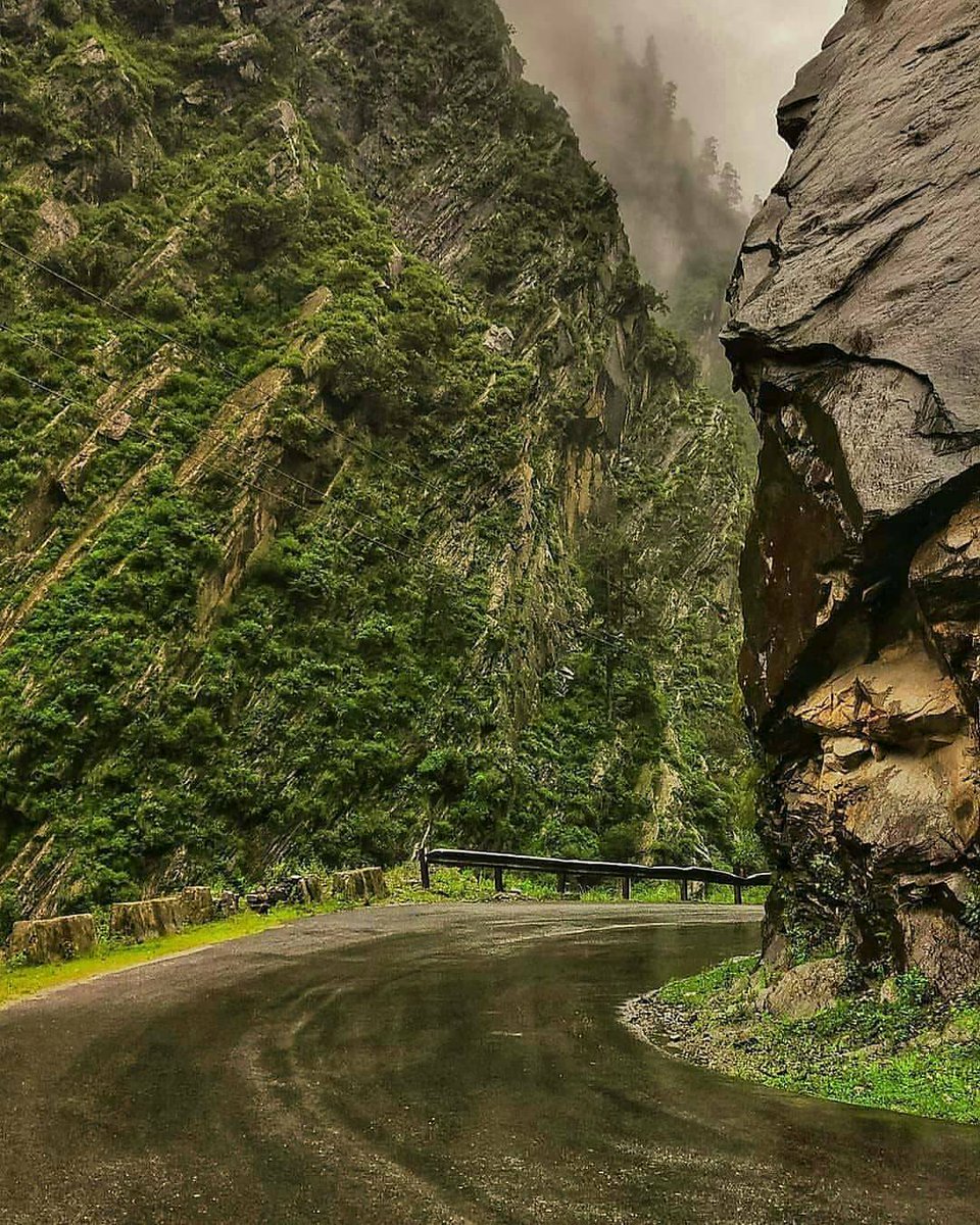 packyoursim's tweet photo. Way to Joshimath India.

Every blind turn that you take can surprise you. At times it opens up with a breath taking view and some other times it just brings you to the edge of life. You can never anticipate what lies beyond a Blind curve. But one thing is sure, no matter what… https://t.co/GYaIN835Oy