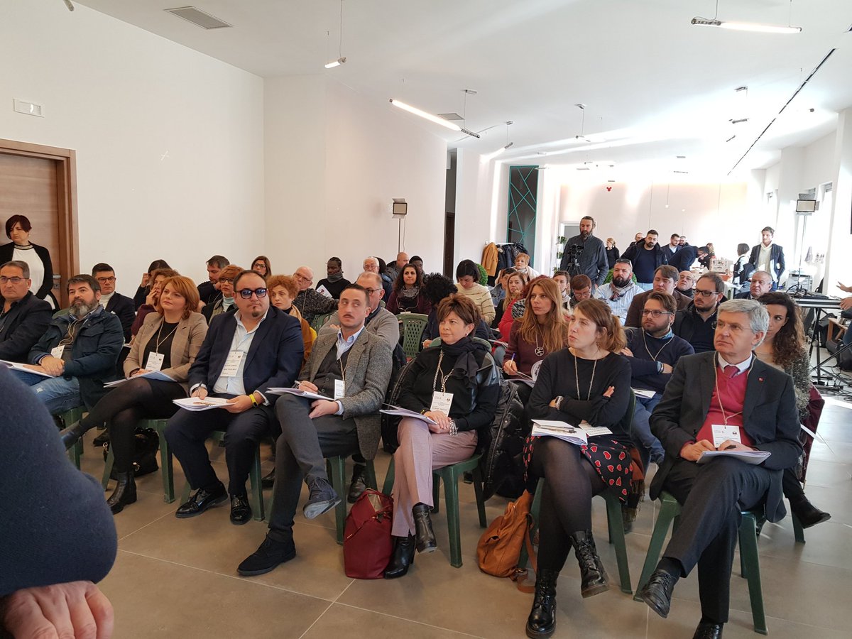 comuniwelcome's tweet photo. La storiella della "coperta corta" del #welfare non tiene più:oggi welfare ha a che fare con capitale relazionale e coesione sociale: cioè il #welcome.
Statigenerali dei #piccolicomuni #welcome a #petruroirpino con #LucaPacini e 32 #sindaci della ns Rete #23gennaio #welfarerurale https://t.co/CJdKQiw9ra